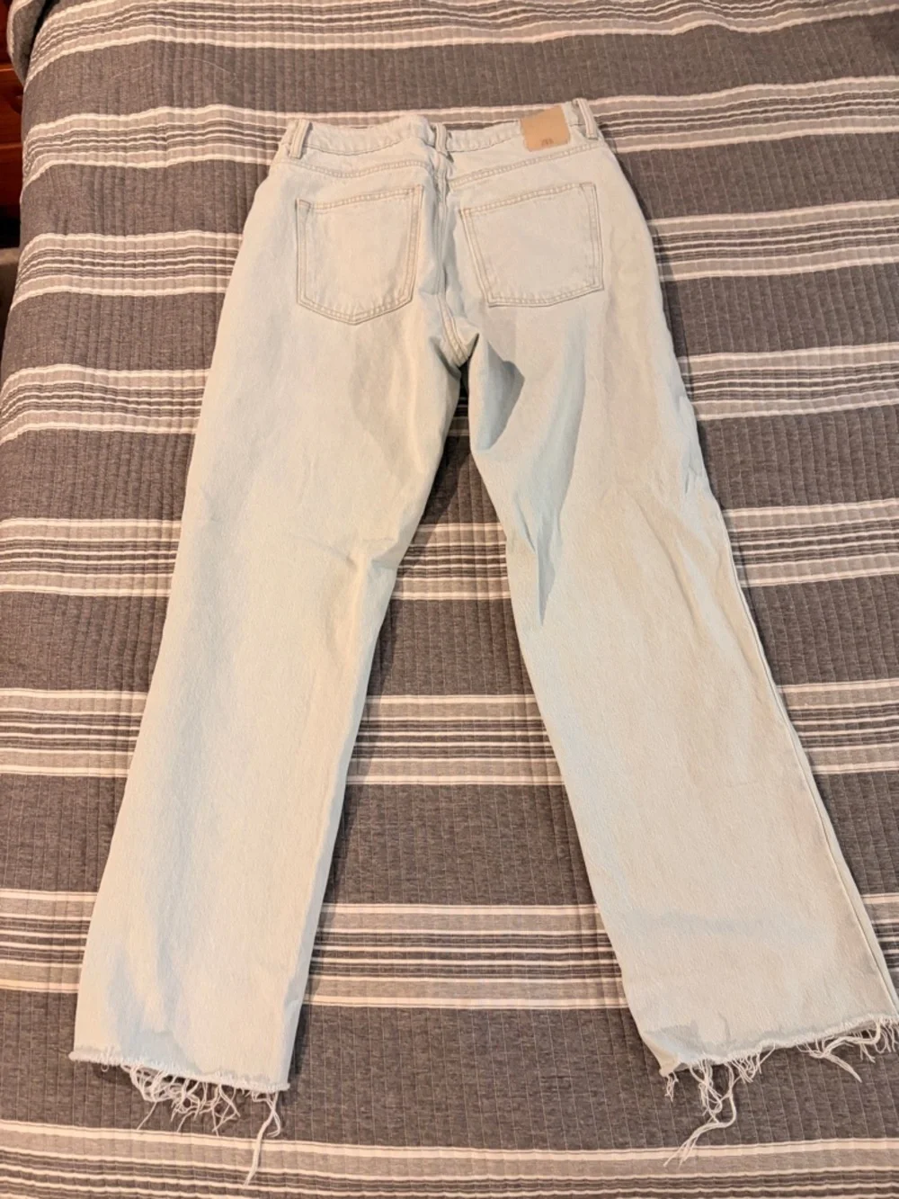 NWOT Zara Light Wash Straight Leg Jeans Women’s size 6- Frayed Hem